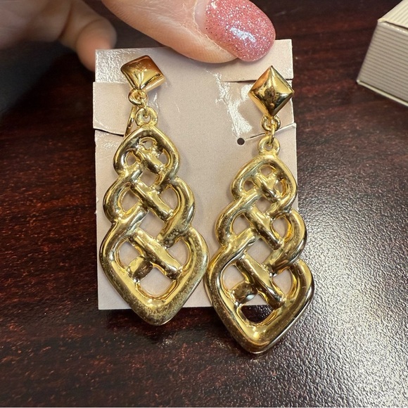 Avon “Polished Weave”  Goldtone clip  Earrings vintage 1987 NIB - Picture 2 of 5